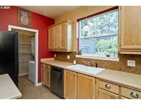 6737 NE Oregon Street Portland OR 97213