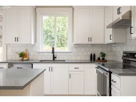 8425 NE Hassalo Street Portland OR 97220