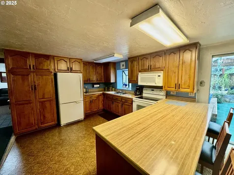 4990 Mitchell Loop Road Florence OR 97439