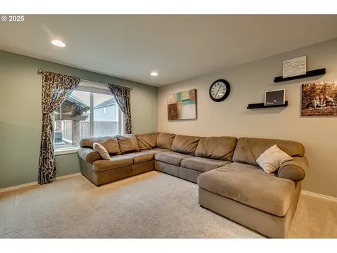 1825 N 9th Way Ridgefield WA 98642