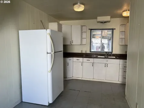 2260 Meade Street North Bend OR 97459