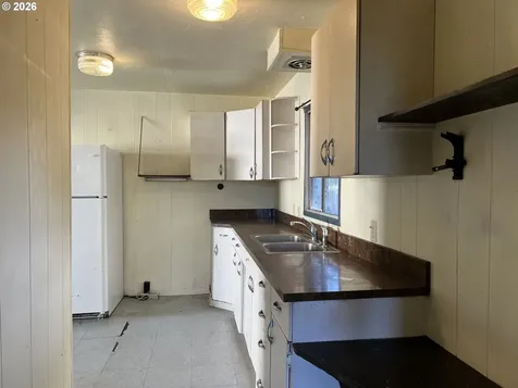 2260 Meade Street North Bend OR 97459