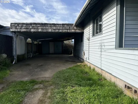 2260 Meade Street North Bend OR 97459