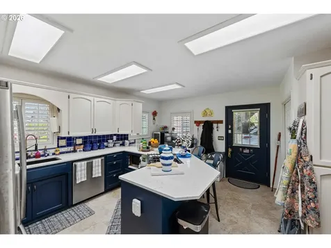 527 W 4th Street Coquille OR 97423