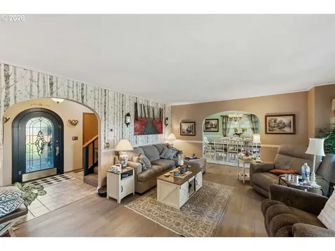 527 W 4th Street Coquille OR 97423