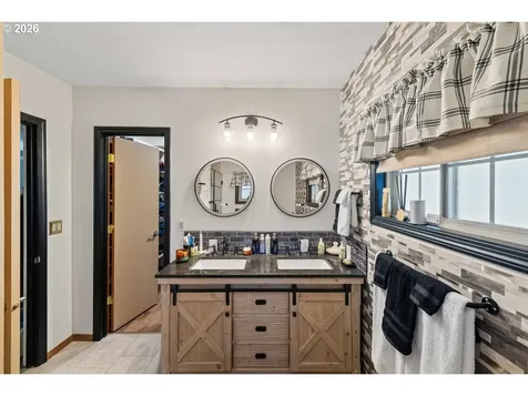527 W 4th Street Coquille OR 97423