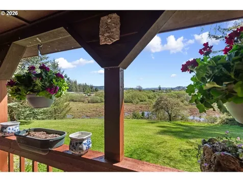 527 W 4th Street Coquille OR 97423