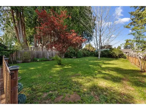 527 W 4th Street Coquille OR 97423