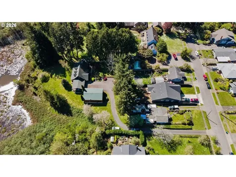 527 W 4th Street Coquille OR 97423