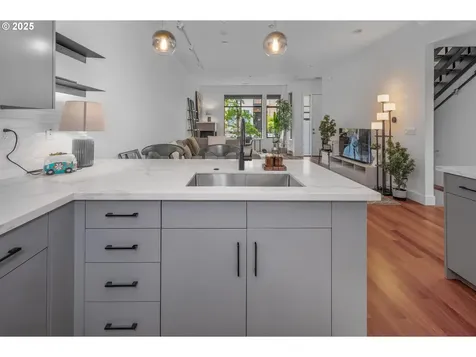 1634 NW Riverscape Street Portland OR 97209