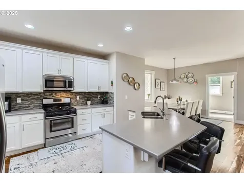 3768 NW Unrath Place Portland OR 97229