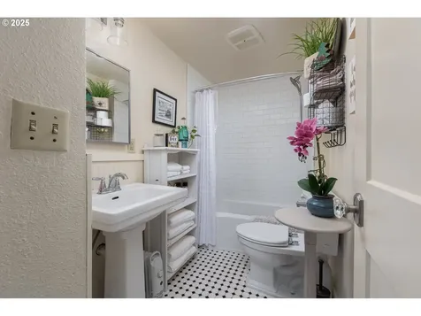 1911 NE 19th Street Lincoln City OR 97367