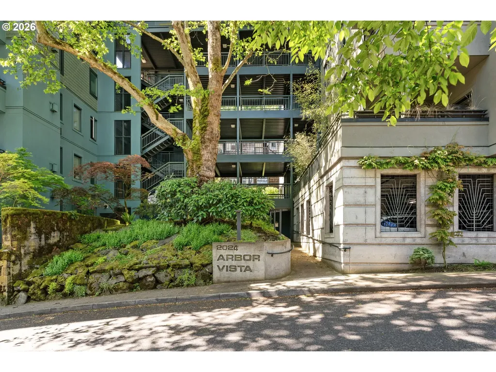 2024 SW Howards Way Portland OR 97201