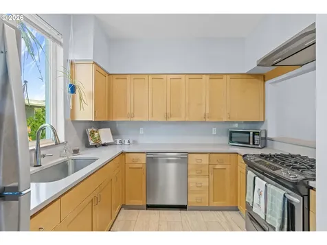 2024 SW Howards Way Portland OR 97201