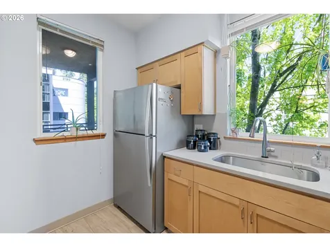 2024 SW Howards Way Portland OR 97201