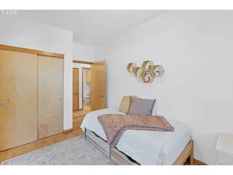2024 SW Howards Way Portland OR 97201