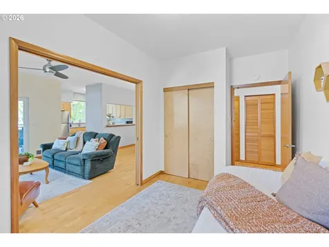 2024 SW Howards Way Portland OR 97201