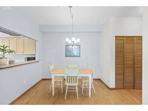 2024 SW Howards Way Portland OR 97201