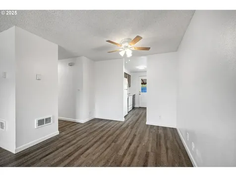 4883 Elderberry Loop Springfield OR 97478