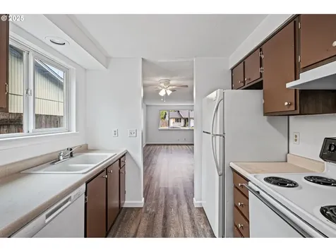 4883 Elderberry Loop Springfield OR 97478