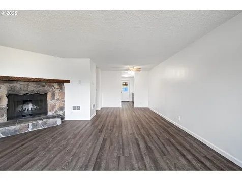 4883 Elderberry Loop Springfield OR 97478