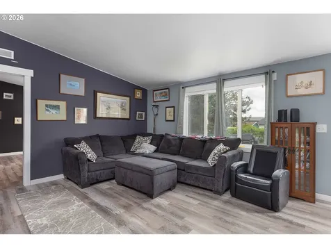 150 Adams Loop Roseburg OR 97471