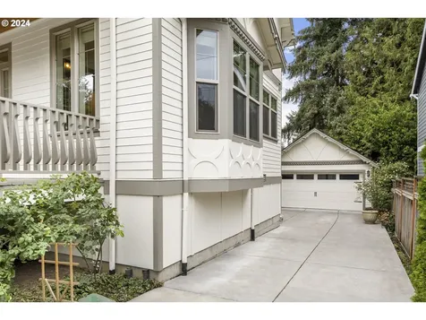 8235 SW 47th Avenue Portland OR 97219