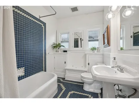 5216 NE Cleveland Avenue Portland OR 97211
