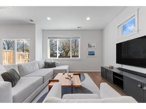 8550 SW Schmidt Loop Portland OR 97224