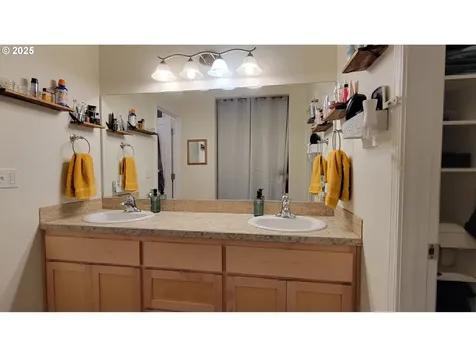 24893 Mccutcheon Avenue Veneta OR 97487