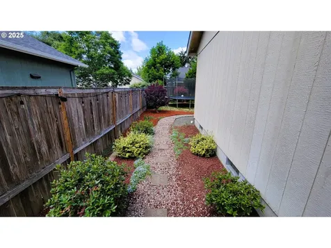 24893 Mccutcheon Avenue Veneta OR 97487