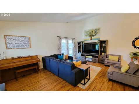 24893 Mccutcheon Avenue Veneta OR 97487
