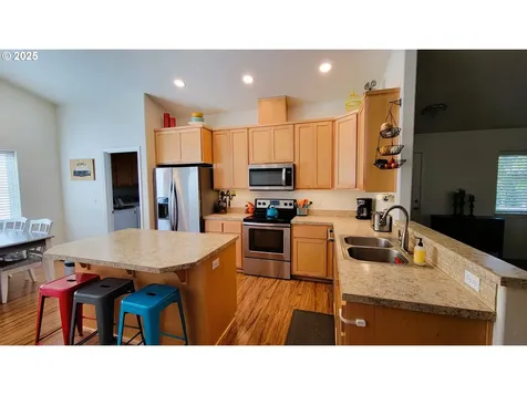 24893 Mccutcheon Avenue Veneta OR 97487