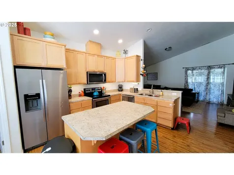 24893 Mccutcheon Avenue Veneta OR 97487
