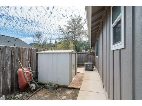 483 S State Street Sutherlin OR 97479