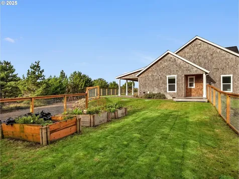 32996 Pacific Bellevue Lane Warrenton OR 97146