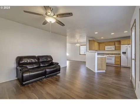 1057 SW 24th Street Troutdale OR 97060