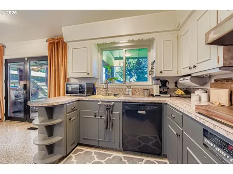 10311 NE Russell Court Portland OR 97220