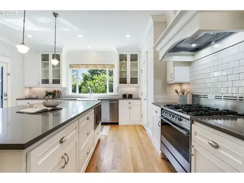 4126 N Colonial Avenue Portland OR 97217
