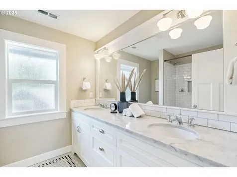 4126 N Colonial Avenue Portland OR 97217
