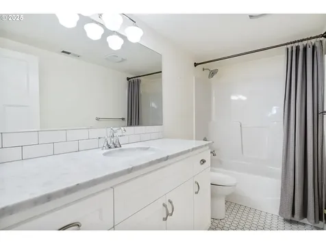 4126 N Colonial Avenue Portland OR 97217