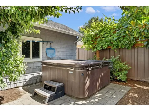 4126 N Colonial Avenue Portland OR 97217