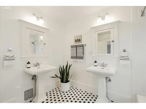 1106 SE 50th Avenue Portland OR 97215