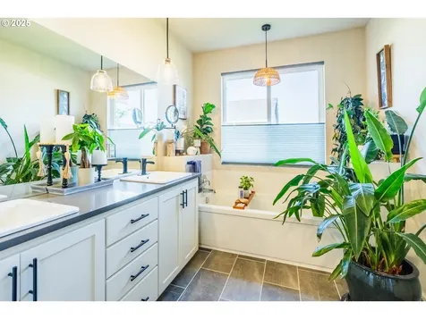 1053 S Vine Street Canby OR 97013