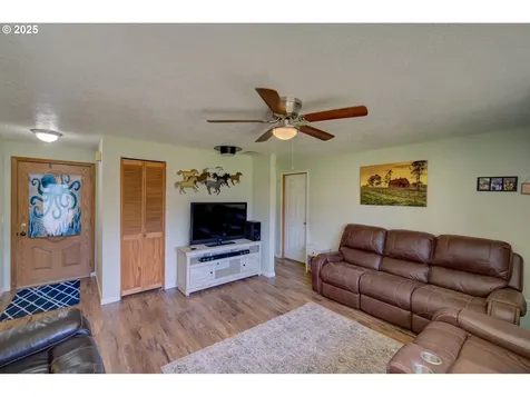 173 NW Cedar Avenue Warrenton OR 97146