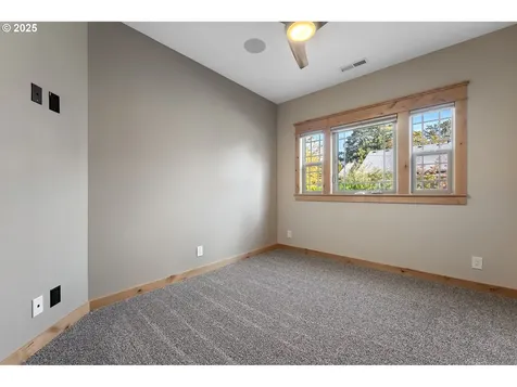 818 E Sierra Vista Drive Newberg OR 97132