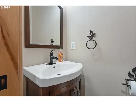 818 E Sierra Vista Drive Newberg OR 97132