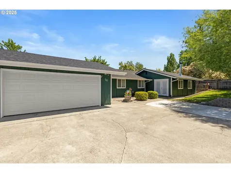 140 Peppertree Court Roseburg OR 97471