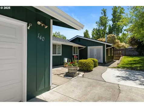 140 Peppertree Court Roseburg OR 97471