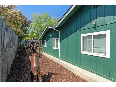 140 Peppertree Court Roseburg OR 97471